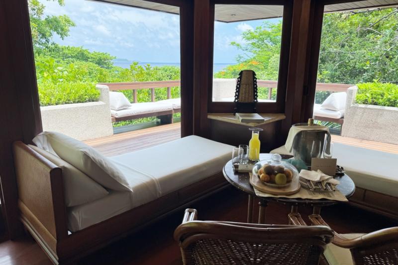 ヒルサイド カシータは高台にあり、海を一望しますが、お部屋まで階段を使うので、足腰の弱い方には不向きです