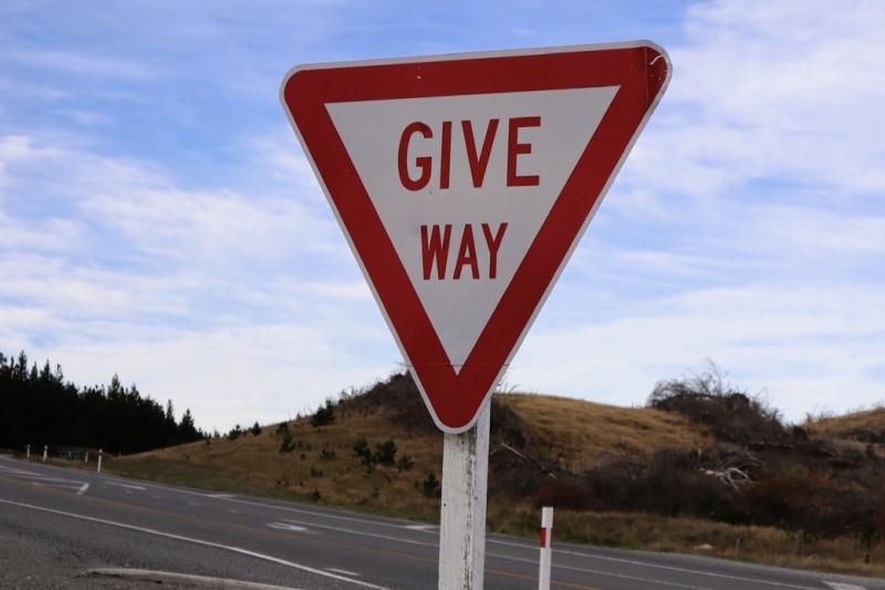 気に入ったGIVE WAYの標識