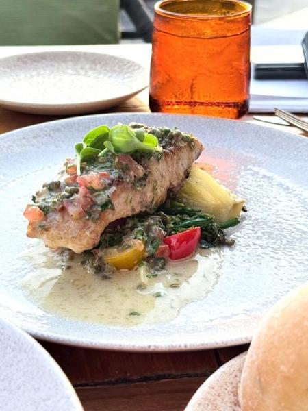 コナ産カンパチのムニエル(マンタレストラン)。この時期は油が乗っていてとても美味しい!