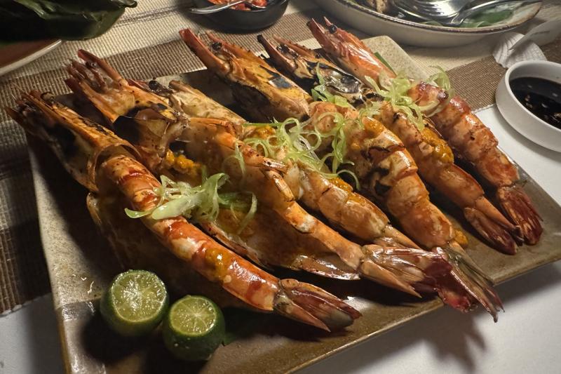 メインのグリルされた立派なエビ。他にもチキンや、バナナの葉で包み焼きした魚なども