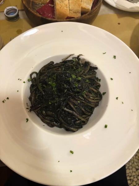 大人気のお店のイカ墨パスタ(ベネチア)