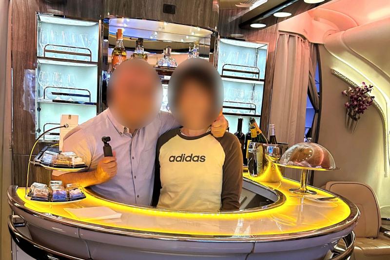 座席、食事、配られた機内パジャマの着心地も最高! オンボードラウンジも十二分に満足できました。写真はCAさんから、「記念にとりませんか?」と誘われて、撮っていただきました。