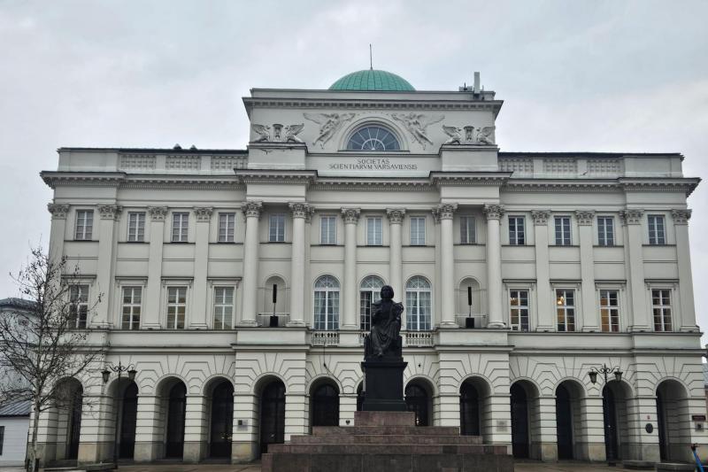 ポーランド科学アカデミー前のコペルニクスの像