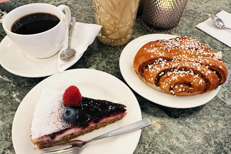 フィンランドで定番のシナモンロールとベリーのケーキ