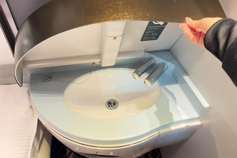 テーブルの下にシンクが!