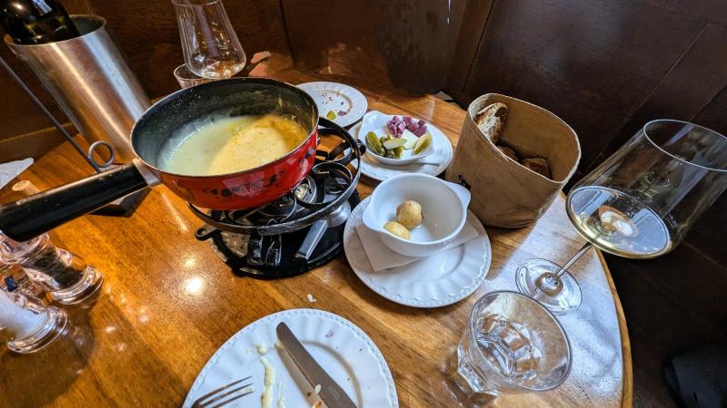 クラシックチーズフォンデュを注文しましたが、2名分で満腹だと思います(写真:Restaurant Harmonie Bernでのチーズフォンデュ)。100年営業してるとのことですが、落ち着いた店内と丁寧な接客で大変満足でした。