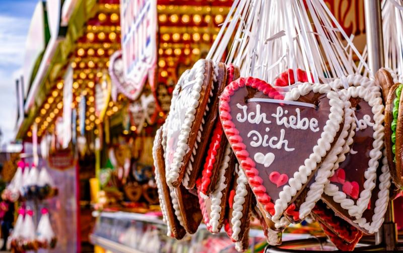 レープクーヘンハチミツをたっぷり使用しスパイスを効かせた甘い焼き菓子「レープクーヘン」は、クリスマスの風物詩。ハート型や星型のカラフルなデコレーションが特徴で、メッセージ入りやチョコレートでコーティングしたものも!見た目が華やかで、お土産としても人気があります。