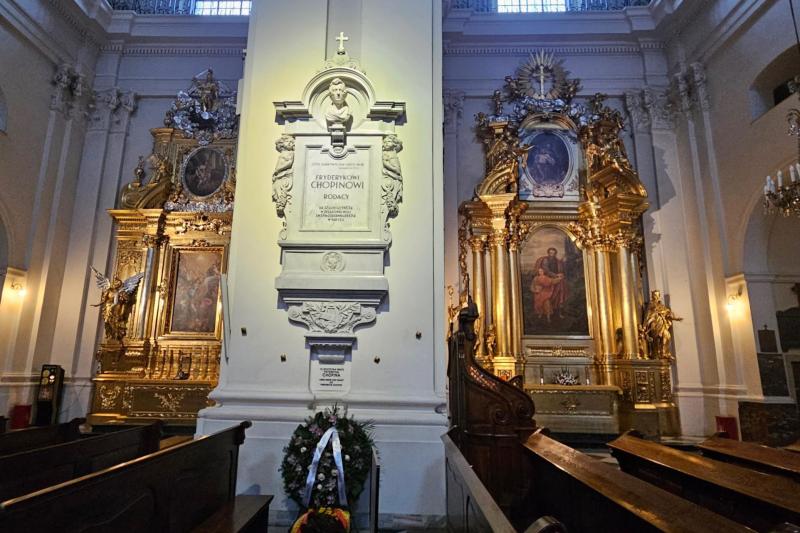 ショパンの心臓が埋葬されています