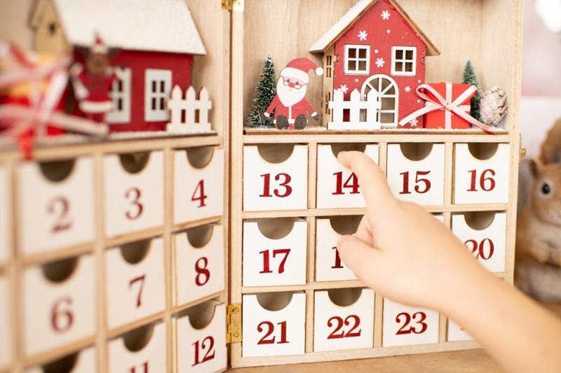 アドベントカレンダー12月1日から毎日1つずつ小窓を開け、クリスマスまでのカウントダウンを楽しむ「アドベントカレンダー」は、子どもにも大人にも人気のお土産。中にはお菓子や小物が入っていて、「何が入っているかな?」とワクワク感が魅力です。マーケット限定のデザインを見つけてみてはいかがでしょう。