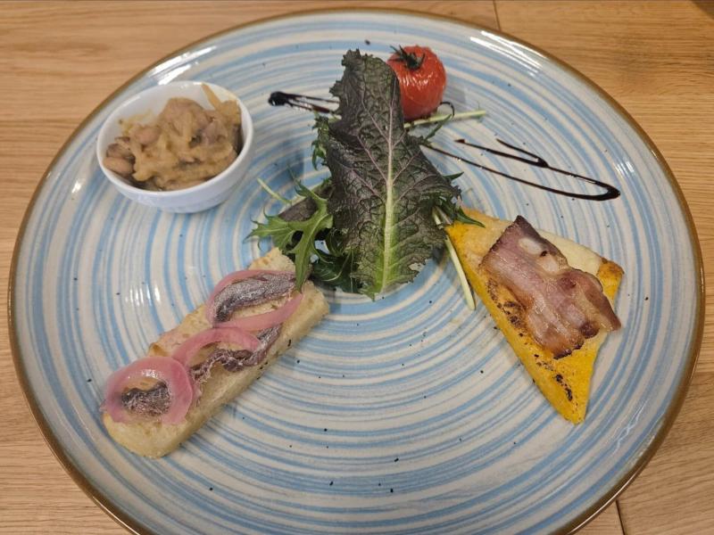 伝統料理(黄色いのがポレンタ)