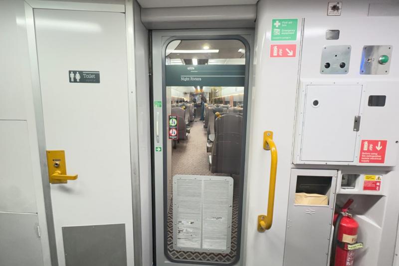 扉の向こうに2等車の様子が見えます