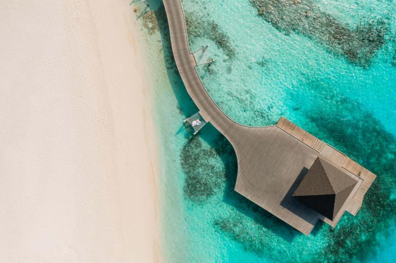 上空からのドローン撮影では、モルディブの海の美しさが際立ちます