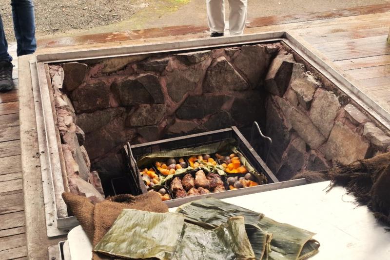地面に穴を掘り、その中に野菜や肉を入れて蒸し焼きにするお料理は、ハンギと呼ばれます