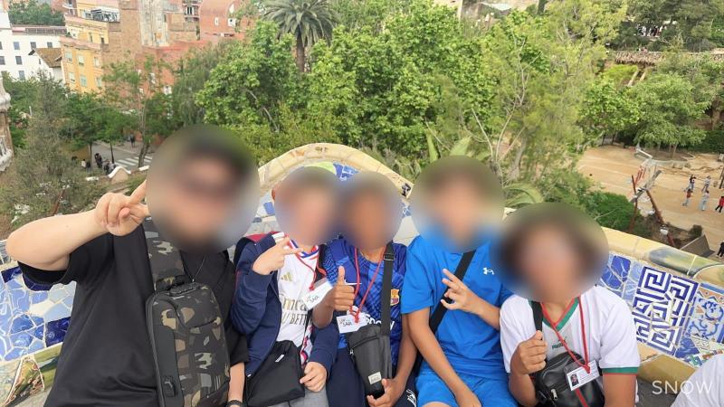 初日はグエル公園へ(写真:グエル公園 地元の子供達と)。天気はあいにくの曇りでしたが、グエル公園の可愛らしいタイルや景色、また路上パフォーマンスで男性のフラメンコを見ることができとてもいい時間を過ごしました。