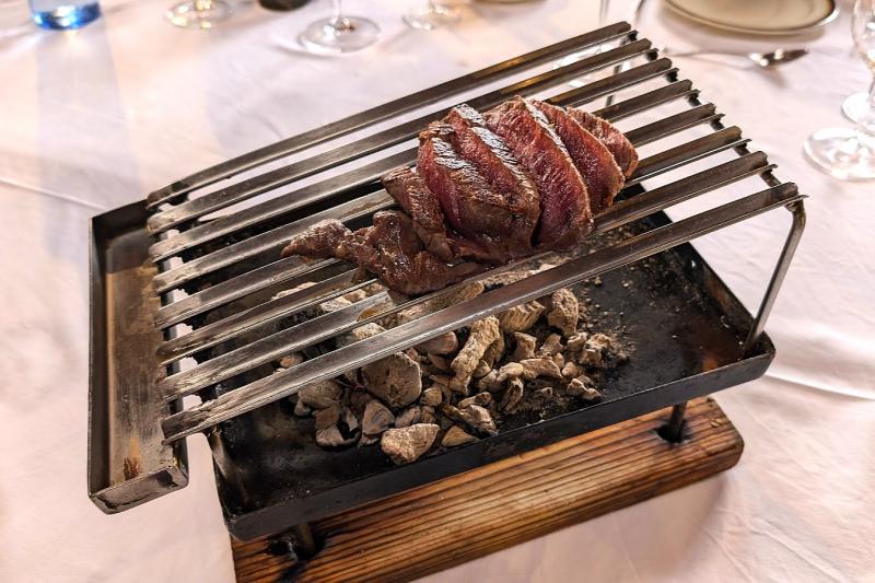 炭火焼の仔牛のステーキ