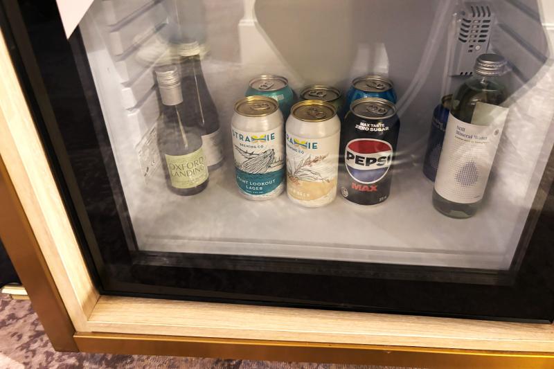 コーヒーマシーンの下段部分に冷蔵庫があります