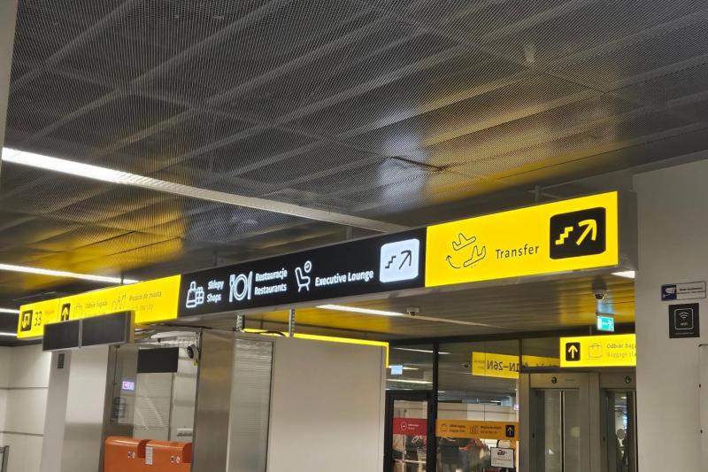 ワルシャワ空港到着、乗り継ぎは2階へ