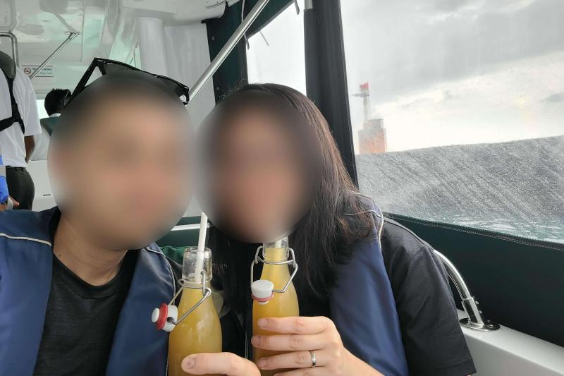 マーレ空港からギリ ランカンフシに向かうスピードボード内にて、ウェルカムドリンク。この時点で靴と靴下を脱ぎ、裸足でリラックスモードです♪