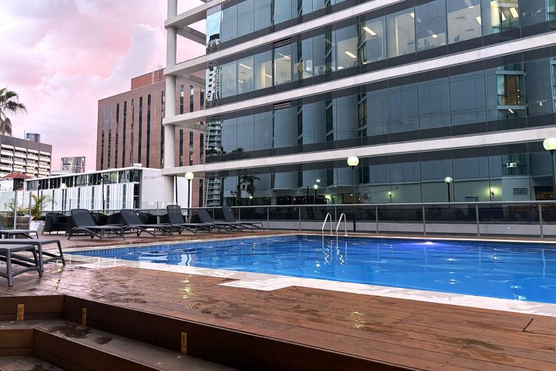 都会のど真ん中にこんなに広々としたプール!