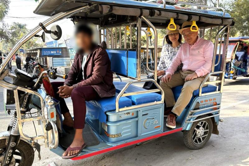 インドのリクシャー(三輪の小型自動車)に乗車!