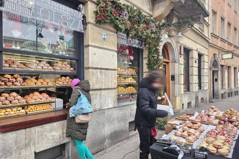 街中でもポンチキが売られていました
