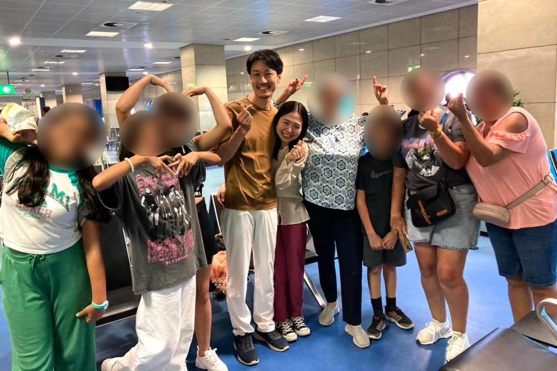 「ニホンダイスキ!」と、子ども達がたくさん話してくれました。学校でも日本語を習っているようで、習った日本語が通じるかを確かめるように話してくれました。待ち時間が楽しいひと時になり、このような素敵な出会いがあるのも旅の醍醐味だなと感じました。写真はその時に撮影したものです。嬉しそうにしている子ども達を見守る母達もまた嬉しそうで…幸せな空間でした。