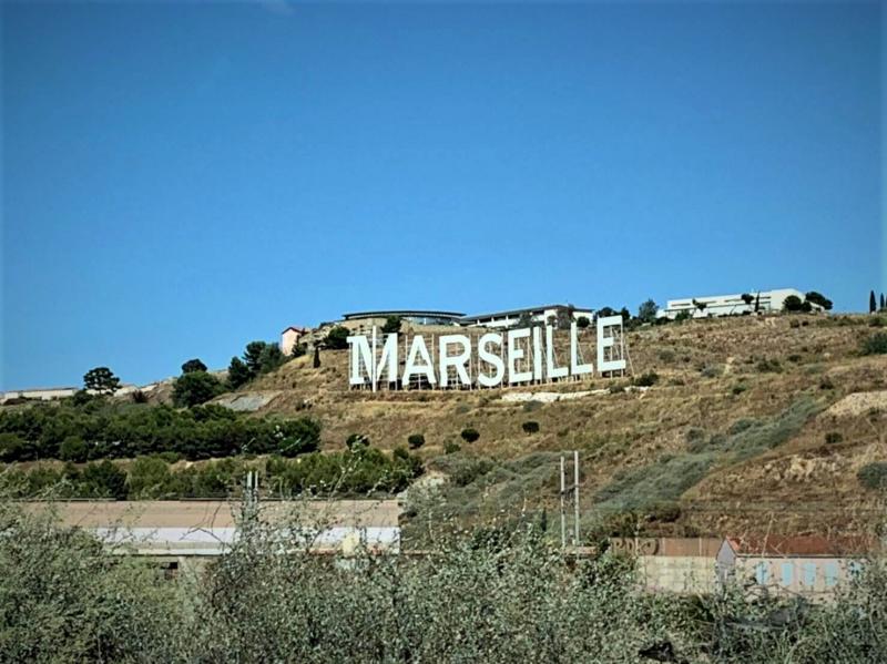 ツアー途中で見られたマルセイユの看板