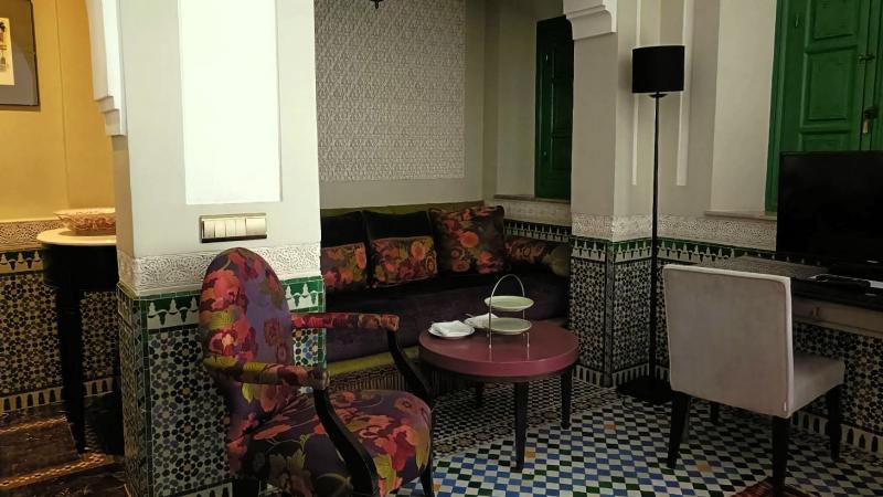 個室のようなティーソファにモロッコらしさを感じます