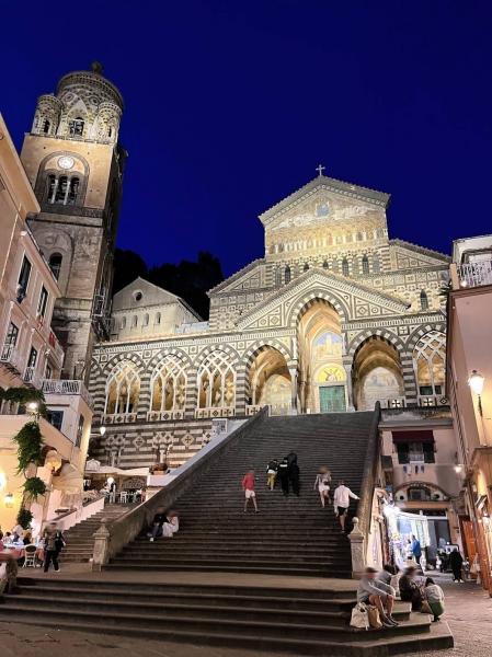 アマルフィ大聖堂のライトアップ。ライトアップされると、美しい模様がよりはっきりと見えました！