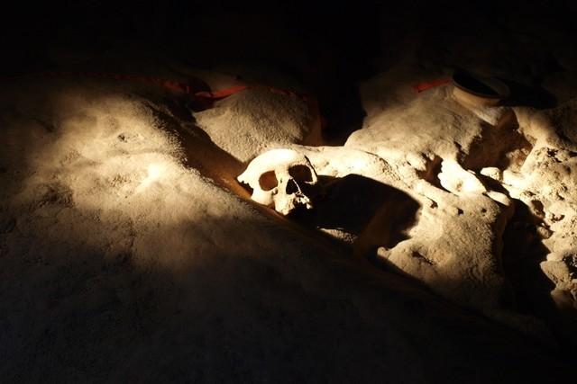 【ATM洞窟ツアーでインディージョーンズ体験】ベリーズには通称ATM洞窟と呼ばれる洞窟があり、マヤ文明が栄えた時代に儀式などが行われていた場所でもあり、当時使用されたとみられる儀式の道具や人骨などがそのまま残っています…まさに映画のセットのよう。ヘッドライトの明かりを頼りにインディージョーンズさながらの体験ができます。