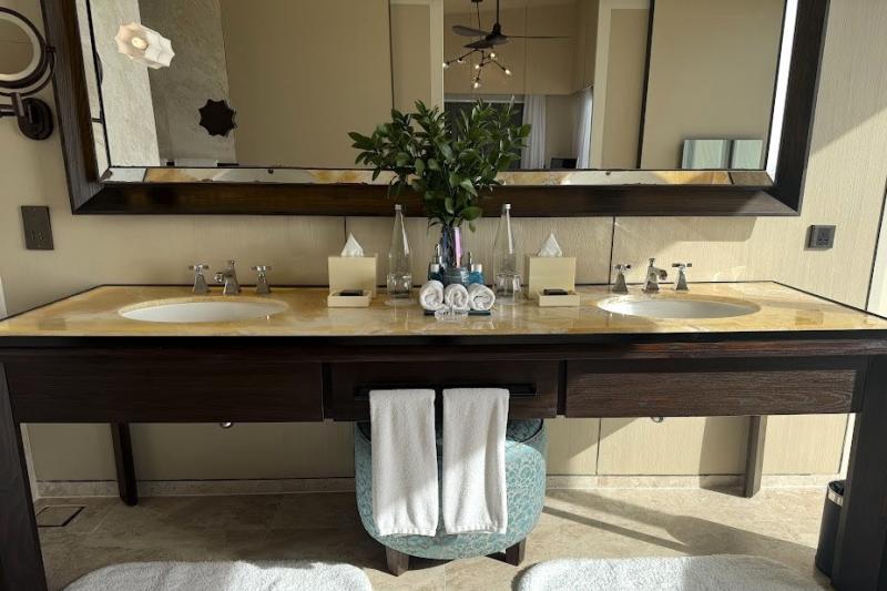 広い洗面台は大理石製