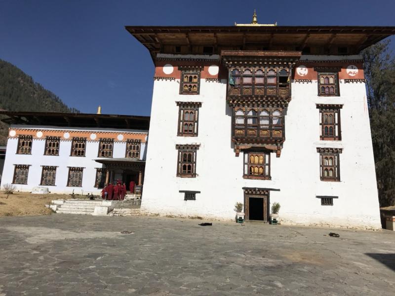 国立の僧侶を育成する学校。16世紀の建物が今でも使われています