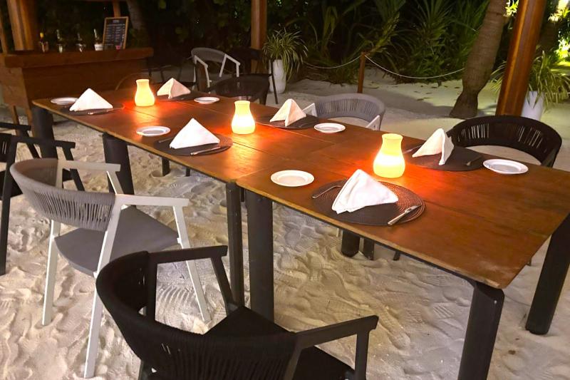 砂床の上にセッティングされた机と椅子