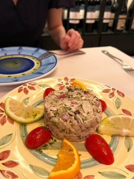 「マグロの温かいサラダ」は、さっぱりとしていてエトナのワインとよく合いました