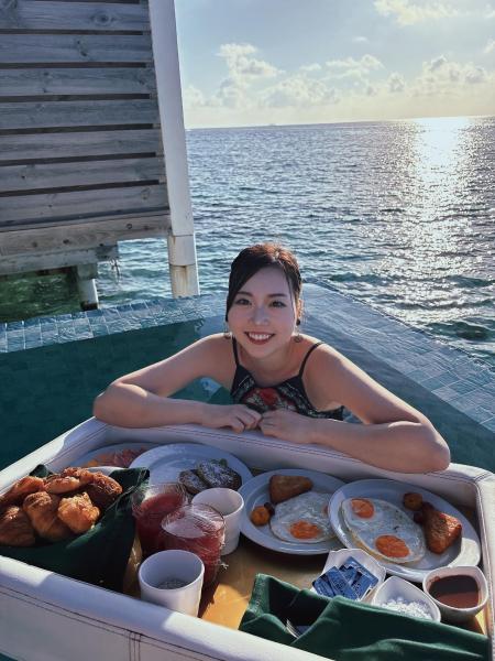 憧れていたフローティングブレックファースト！ 朝なのでヴィラのプールが冷たくて…我慢してプールに入って食べました（笑）
