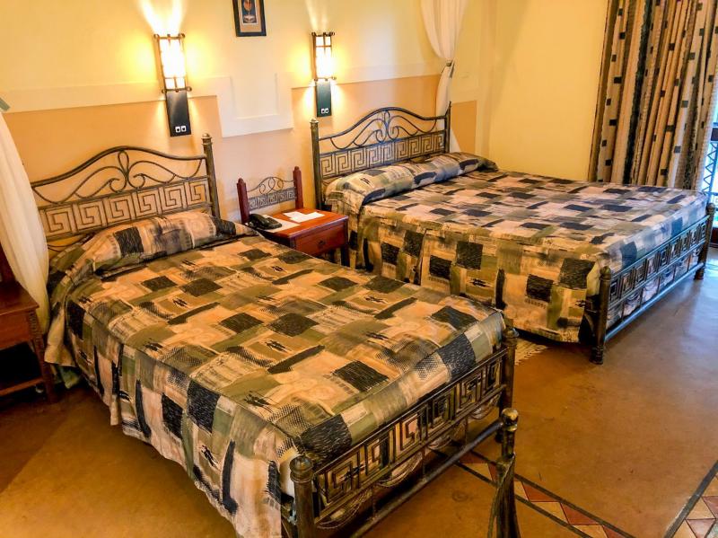 こちらはツインルーム。夜はベッドの周りを蚊帳で覆います
