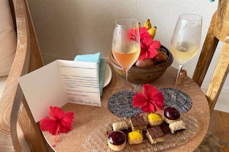 部屋に着くと、シャンパンとスイーツのサービスがありました！