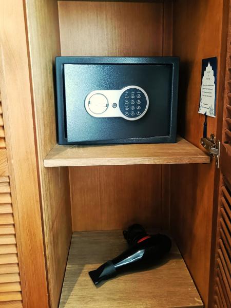 クローゼット内に金庫とドライヤー