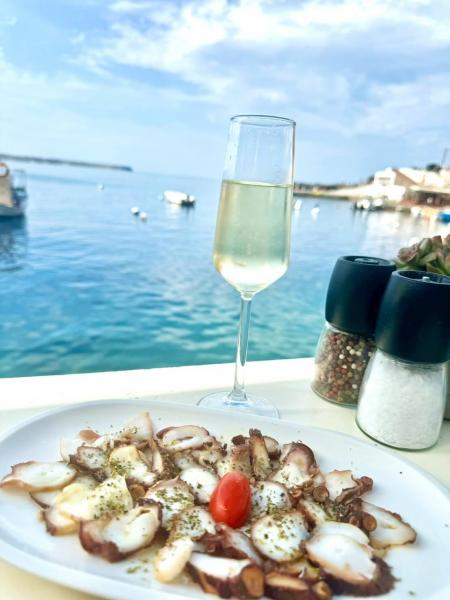 海辺のレストランで（サントリーニ島）