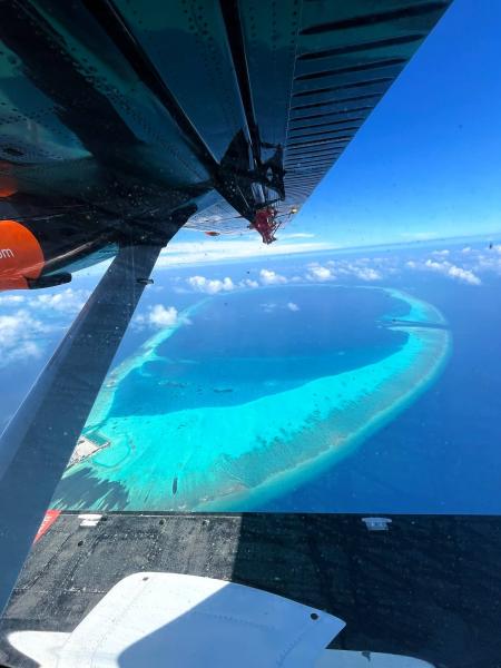 モルディブ到着後、リゾートまでは水上飛行機の利用でしたが、機内からみえた景色がきれいでした！