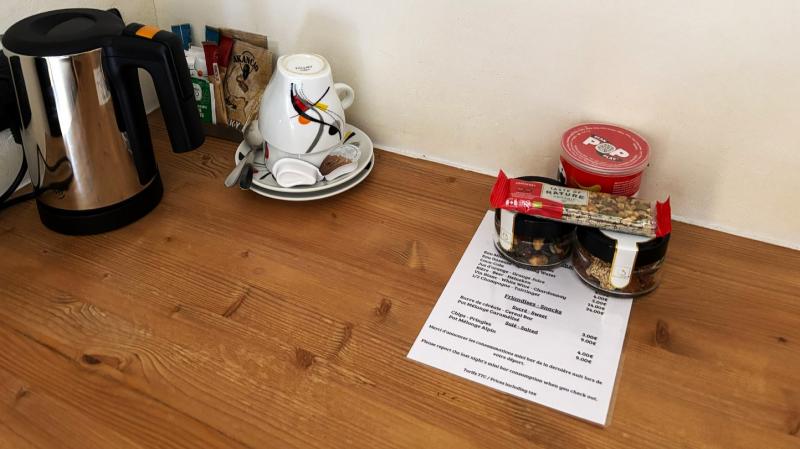 卓上にはメニュー表が置かれています