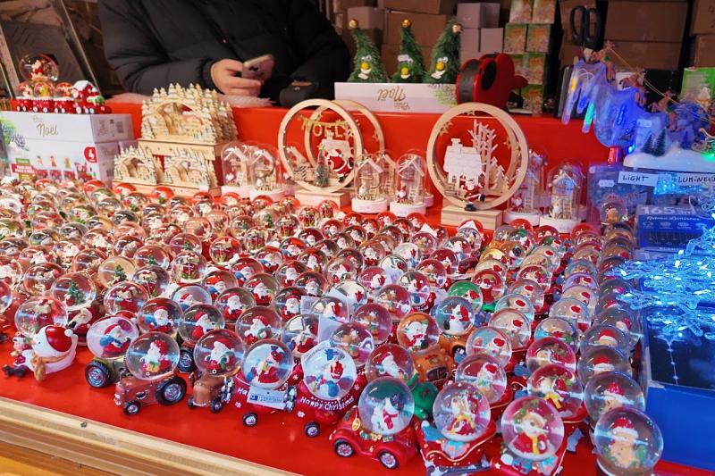 クリスマスの定番、スノードームもたくさん。お気に入りは見つかるでしょうか？