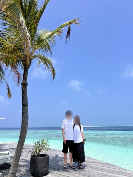 後半はモルディブへ。お揃いの白いTシャツが映えるフラワリの美しい海
