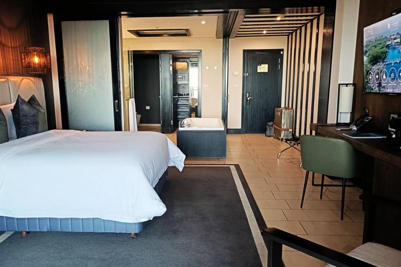 バスタブがお部屋にドーンとあり、シャワールームもその前にあります