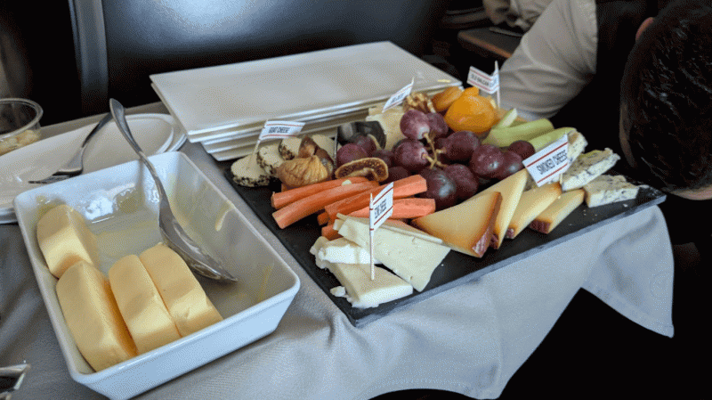 トルコアイスと、フルーツやチーズのプレート