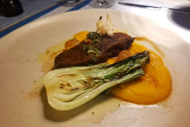 肉料理は和牛ショートリブ。スイートポテトのピューレ、チミチュリソース、ライスクリスピーで彩りも豊かに！
