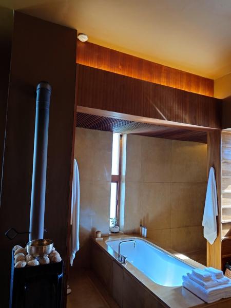 客室内バス。バスタブの隣に薪ストーブがあります