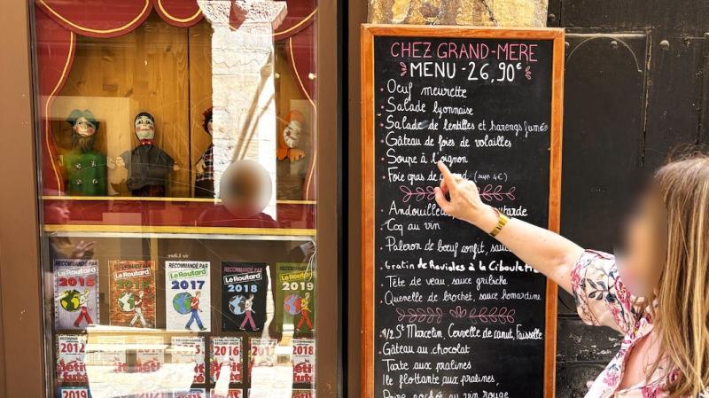 看板には本日のおすすめメニューが