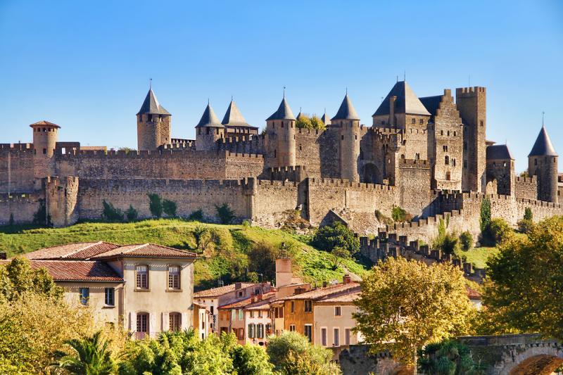 〜カルカソンヌ〜世界遺産にも登録されている城塞都市で「カルカソンヌを見ずして死ぬな」という言葉があるほどフランス人からの人気があります。城門をくぐると、歴史のある家と石畳の道が続き、中世の世界観がそのまま残されています。ヨーロッパ最大級の城壁の迫力には、圧倒されることでしょう。●こんな方にぴったり：　・城塞都市に興味がある方●バルセロナからの時間：高速列車で片道2時間半程度