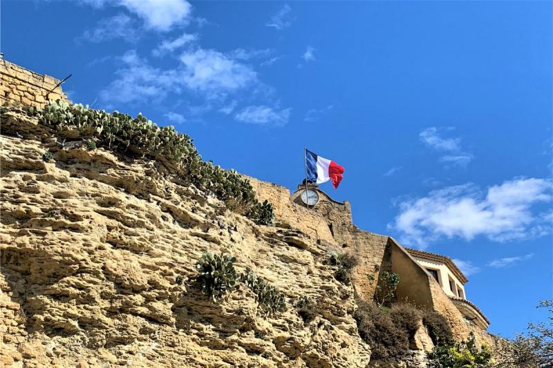 崖の上に時計とフランス国旗が！